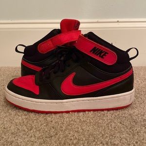 Nike kids Court Borough Mid size 6.5 youth.